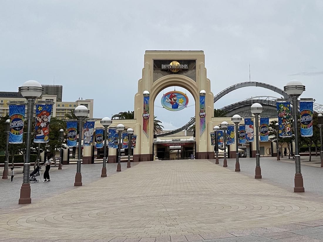 Crowds at the Universal Studios Japan entrance gates